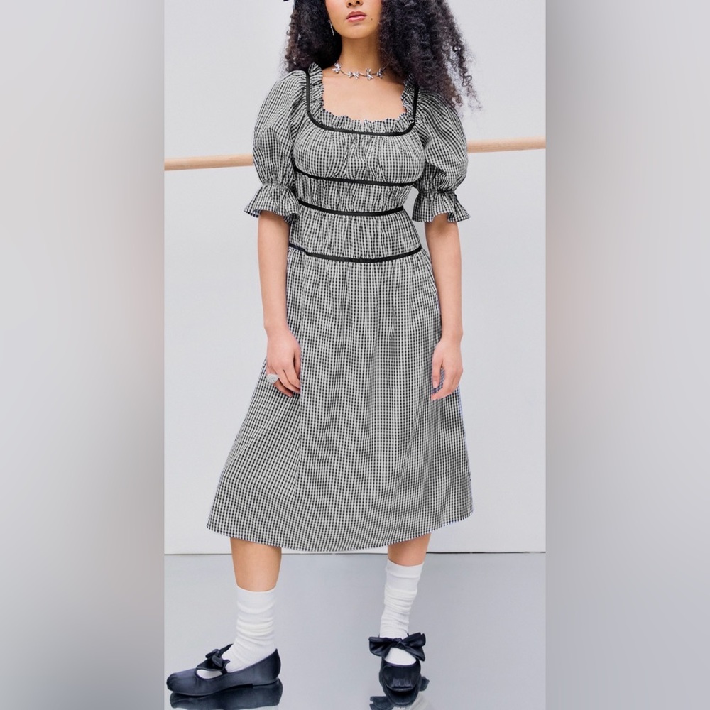 Cider Square Neck Ruched
Puff Sleeve Midi Dress‎ Size Large